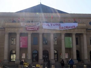 Paris’te Tarihi Odeon Tiyatrosu’nda Kültür Sektörü Çalışanlarının İşgali Devam Ediyor