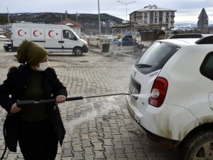 Gündüz Oto Yıkama Akşamları İse Evinin İşlerini Yapıyor