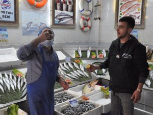 Sağlıklı Diye Çiğ Balığın Üzerine Limonu Sıkıp Yiyor