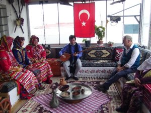 Bursa’da Evlerinde Biriktirdikleri Antika Eşyalarla Yörük Kültürünü Yaşatıyorlar