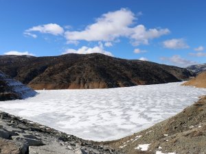 Gümüşhane’de Soğuk Hava Baraj Gölünü Dondurdu