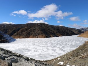 Gümüşhane’de Soğuk Hava Baraj Gölünü Dondurdu