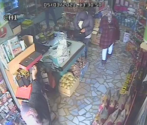 Rize’de Çorap Hırsızları Marketin Güvenlik Kamerasına Takıldı