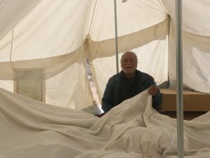 İdlib’de Şiddetli Rüzgar Kamptaki 80 Çadırı Yıktı