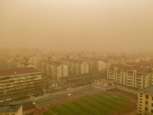 Çin’de Şiddetli Kum Fırtınasında Gökyüzü Sarı Renge Büründü