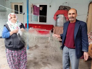 O Ağları Örüyor Kocası Balık Avlıyor