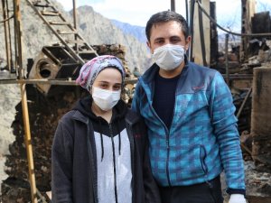 Dört Ay Sonra Düğün Yapacak Olan Çift Yanan Evlerinin Enkazında Altın Ve Ziynet Eşyalarını Aradılar