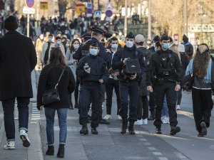 Fransa’da 16 Bölgede 4 Hafta Boyunca Sokağa Çıkma Yasağı Uygulanacak