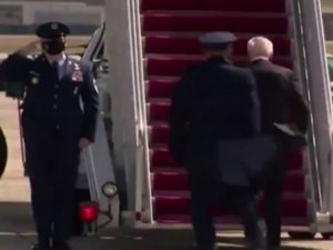 Biden Uçağa Binerken Defalarca Takıldı