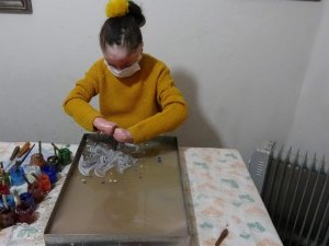 Kelebek Hastası Genç Kız Ebru Sanatıyla Kendine Hayran Bırakıyor