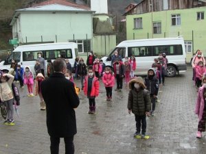 Artvin’i Karadeniz Sahiline Bağlayan Yol Üzerinde Bulunan Demirciler Köyü Sakinleri Çocukları İçin Yola Üst Geçit İstiyor