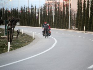 İngiltere’den Dünya Turuna Çıkan Bisiklet Tutkunu Çift, Pedal Çevirerek Ülke Ülke Geziyor