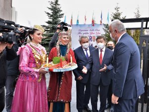 Kültür Ve Turizm Bakanı Ersoy Nevruz Ateşinden Atladı