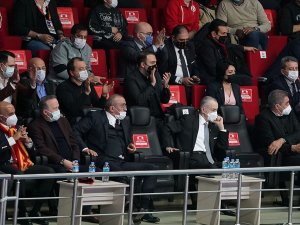 Mustafa Cengiz’den Voleybol Takımına Destek
