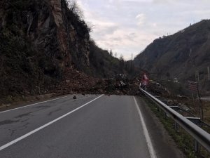 Tirebolu-Doğankent Karayolunda Heyelan