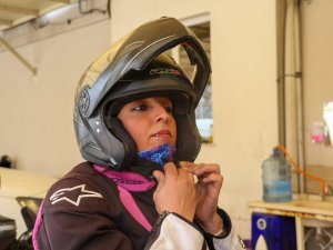 ‘Pembe Kasklar’ Motosikletleriyle Trafikte Rakip Tanımıyor