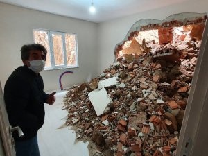 Gümüşhane’de Dağdan Kopan Kaya Parçaları Evin İçine Doldu