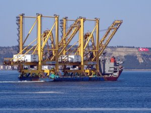 Liman Vinci Taşıyan Gemi Çanakkale Boğazı’ndan Geçti