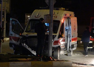 Hasta taşıyan ambulans ve otomobil çarpıştı: 7 yaralı