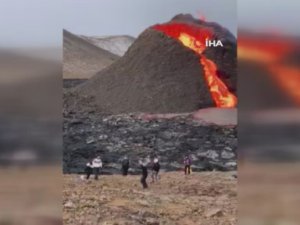 İzlanda’da Patlayan Volkanın Önünde Voleybol Maçı