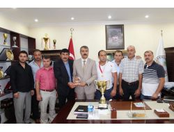 Şampiyon Güreşçiye Ödül