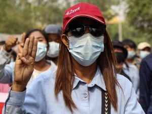 Myanmar’da Cuntanın Göstericilere Kanlı Müdahalesi Sürüyor