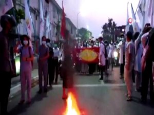 Myanmar’da Darbe Karşıtları Ordunun Hazırladığı 2008 Anayasasını Yaktı