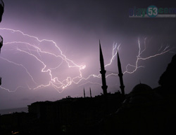 Rize'de Gökyüzünde Şimşek Dansı