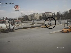 Ecel Yaya Geçidinde Yakaladı, Kaza Anı Saniye Saniye Kameraya Yansıdı