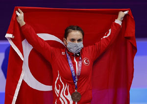 Milli halterci Şaziye Erdoğan'dan bronz madalya