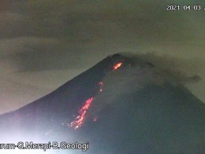 Endonezya’daki Merapi Yanardağı Harekete Geçti