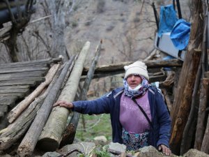 Artvin Ortaköy’de Evi Yanan Yaşlı Kadın "Ben Nerede Kalacağım" Demişti, Vali Yardımcısı Aileyi Ziyaret Etti