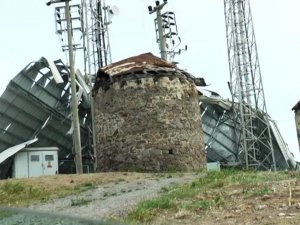 Bodrum’daki Fırtına Tonlarca Ağırlıktaki Çatıyı Metrelerce Uçurdu