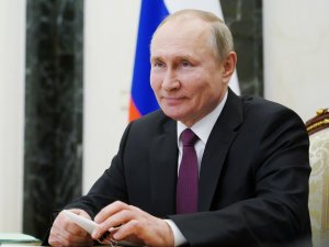 Putin, Yeniden Devlet Başkanı Adayı Olabilmesinin Önünü Açan Yasayı Onayladı