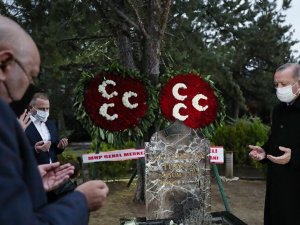 Cumhurbaşkanı Erdoğan, Türkeş’in Kabrini Ziyaret Etti