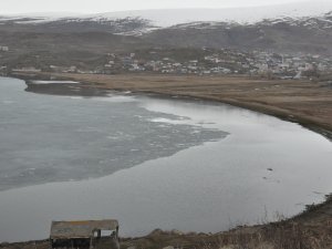 Çıldır Gölü’nde Buzlar Çözülmeye Başladı