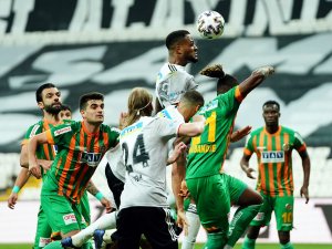 Süper Lig: Beşiktaş: 1 - Aytemiz Alanyaspor: 0 (İlk Yarı)