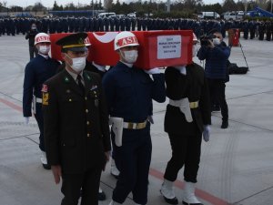 Şehit Türk Yıldızları Pilotunun Cenazesi Memleketine Uğurlandı