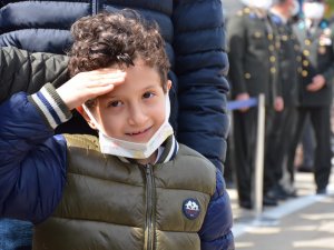 Kayra Şehit Babasını Asker Selamı İle Uğurladı