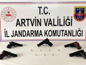 Artvin’de Durdurulan Araçta 5 Adet Ruhsatız Tabanca Ele Geçirildi