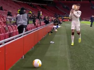 Top Toplayıcı, Riccardo Calafiori’nin Suratına Top Fırlattı
