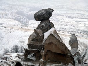 Kapadokya’da Nisan Ayında Peribacaları Beyaza Büründü