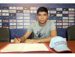 Trabzonspor İshak Doğan'a İmzayı Attırdı