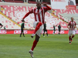 Kayode Oyuna Girdi, Golünü Attı