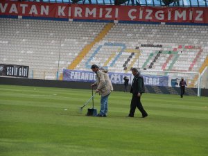 Cenk Tosun’un Sakatlandığı Nokta Yetkililer Tarafından İncelendi, Zemin Sorunsuz Görüldü