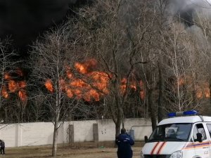 Rusya’da Tarihi Fabrikada Yangın: 1 İtfaiyeci Öldü