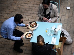 İngiltere’de Korona Virüs Kısıtlamaları Gevşetildi, İşletmeler Yeniden Açıldı