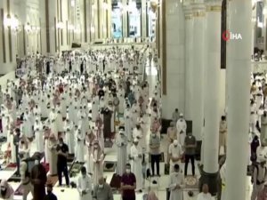 Kabe’de İlk Teravih Namazı Covid-19 Önlemleri Altında Kılındı