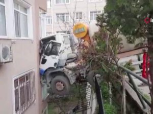 Beşiktaş’ta Beton Mikseri 6 Katlı Binaya Çarptı