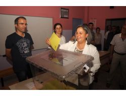 Büyükşehir Belediyesi Eşbaşkanları Kışanak Ve Anlı Oylarını Kullandı